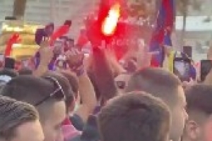 火药味！巴萨球迷在球场外聚集，高喊辱骂巴黎的口号