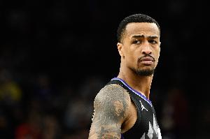 卢：科林斯一直和范甘迪打磨防守 我们重点观察他的换防能力