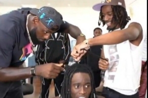 詹姆斯亲手为凯-塞纳特剪掉脏辫 庆祝后者社媒订阅人数破百万！