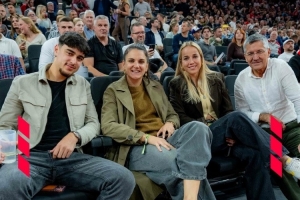 加油助威！海纳、帕夫洛维奇现场观看拜仁男篮比赛