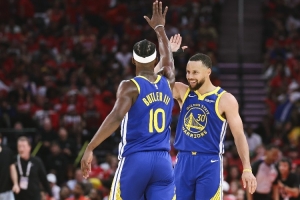 美媒发问：勇士围绕库里建队3年以失败告终 他该承受这一切吗？