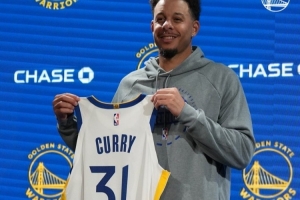 可惜30号有人了！勇士官方晒照：赛斯-库里将穿31号球衣！