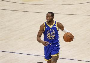 Shams：勇士在谈判中始终坚持包含球队选项的合同框架！