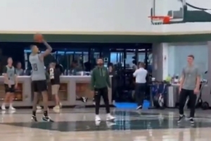 认真的吗库兹马投篮训练运球脱手 罚球线跳投一个比一个短