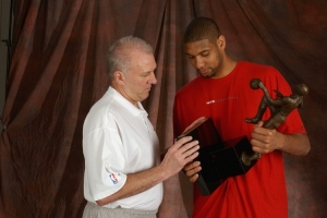 杨毅：波波以GM身份炒掉主教练上位 抽得邓肯后凭借胜利扭转风评