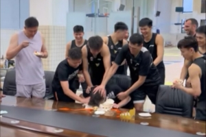 残暴杜锋晒球队给助教巴斯蒂安-卡多特过生日视频