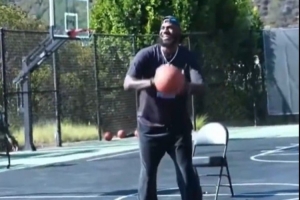 缺席训练亮相直播间!老詹打趣：别让我认真打球 我还在伤病名单里