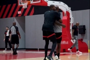 杰夫-格林防守KD被吹犯规：天哪 他先拉我啊！后者送上爱的抱抱