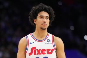 Siegel：麦凯恩接受了拇指韧带撕裂修复手术 至少将缺阵一个月