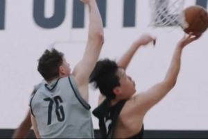 开拓者官方晒杨瀚森对抗后丝滑转身高难度反手上篮：厉害啊！