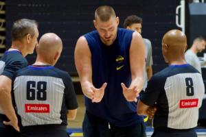 卷到裁判身上了！对抗训练后 约基奇拉着裁判问了20分钟问题