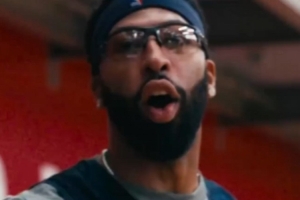 这是护目镜还是瞄准镜？浓眉底角三分一发入魂 欧文搞怪互动