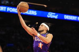 小试牛刀！布克三节19中8拿下24分2板7助1帽 正负值+22