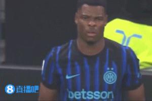 不高兴真不高兴了！邓弗里斯早早被换下怒锤皮球，一脸郁闷下场