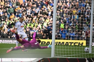 奥卡福对阵热刺进球时，球门边上出现一个沙滩球⚽