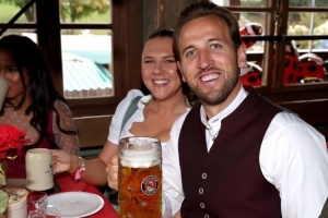 凯恩晒与妻子参加啤酒节合照：为这一周画上完美句号