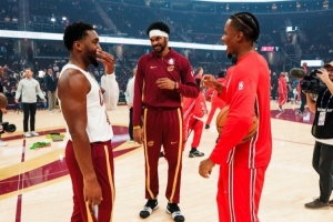 老队友碰面！骑士VS公牛赛前 米切尔&阿伦与前队友奥科罗攀谈