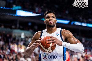 两地分居？经家庭内部数月沟通 字母哥妻子决定带娃搬回雅典！