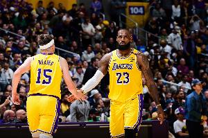 虚晃一枪！里夫斯：显然人们以为詹姆斯要退役了 我很高兴他没有