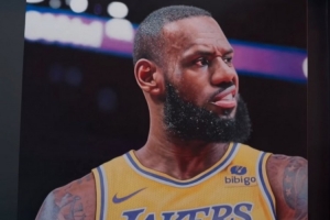 艺术家花500多小时绘制巨幅老詹画作！此前曾获字母哥&德罗赞认可