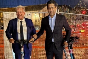 马卡：拉波尔塔与纳赛尔使用滑板车，结伴参加晚宴