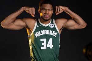 这肌肉的压迫感！字母哥晒新赛季定妆照：生涯第13个赛季 冲呀