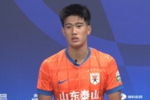 泰山后卫彭啸：20岁中超首秀是最好的生日礼物，感谢韩鹏指导信任