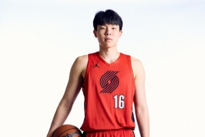 媒体人：比赛节奏很快 杨瀚森要从扎实的掩护、卡位、护筐做起