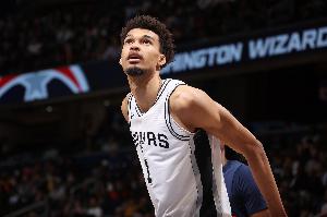 打法变了！文班亚马全场仅9出手得10分5板2帽 5次助攻全队最高