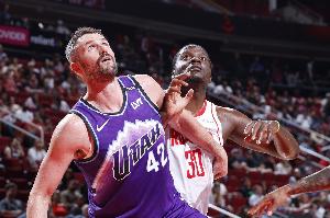 老将还是稳！乐福爵士生涯首秀 3投3中砍下12分6篮板2助攻