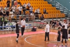 广东全运男篮热身赛VS美国肯尼哈奇 胡明轩率众队友赛前投篮热身