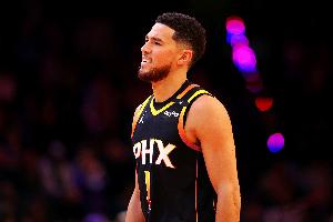 虽迟但到！布克第三节复苏&5中4轰下12分 带队反超比分！