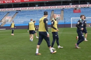 哈兰德戴麦克风参加挪威队训练，调侃队友：你喝大了？