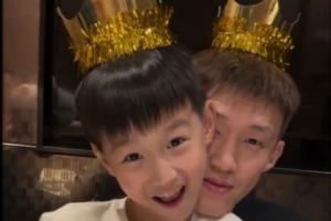 周鹏晒和儿子一起过生日视频：谢谢九岁的小九 祝我们生日快乐