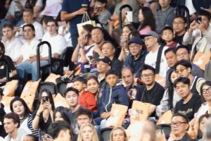 与偶像互动一波！周琦儿子“糊糊”被曾凡博抱起 两人亲密互动