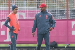 图片报：穆西亚拉今天观看队友训练，并给球迷们签名