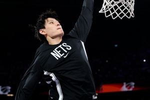 媒体人：小曾身高&技术难在NBA立足 顶级黑人锋线实在是太多了