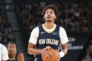 23.8%三分命中率！鹈鹕三分21投仅5中！半场结束落后火箭1分！