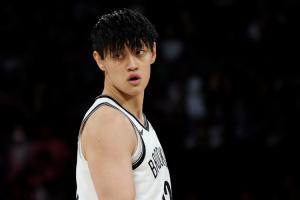 两场中国赛只打10分钟零出手队记：中国球员曾凡博被篮网裁掉