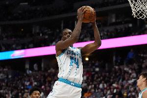 真是太能抢了！迪亚巴特狂抢9个前场板 7投6中&罚球8中6拿到18分