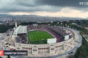 赫罗纳球员开赛20秒站立不动抗议海外赛，巴萨球员未主动拿球进攻