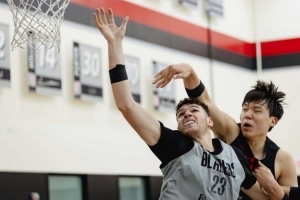 队记：在克林根身边杨瀚森难达巅峰 罗威健康时比杨更具有影响力