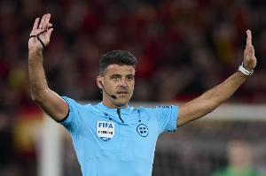 世体：希尔-曼萨诺将担任巴萨vs赫罗纳的主裁判