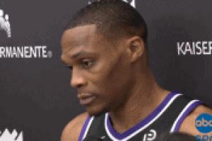 记者问威少是否是生涯最后一赛季 威少复刻经典表情包并予以否认