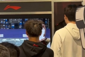 杨瀚森和球迷打2K单挑 球迷使用杨瀚森本尊 小杨用马鲁阿奇迎战