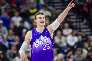 状态火热！马尔卡宁半场8投6中得到15分2板2助 正负值+17