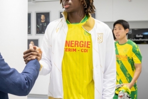 每体：巴黎计划签下一名中卫与帕乔竞争，他们正在关注小将塔蒂