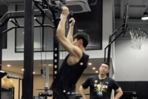 恢复身体！训练师晒曾凡博体能训练视频