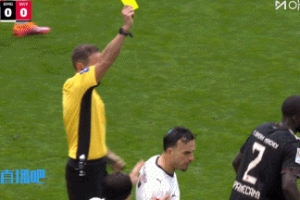 打排球呢？于帕与对方缠斗争抢球权，突然一掌把球拍走，吃到黄牌