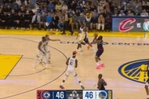 状态起飞！哈登转换不紧不慢 弧顶加长三分自信出手反超比分！